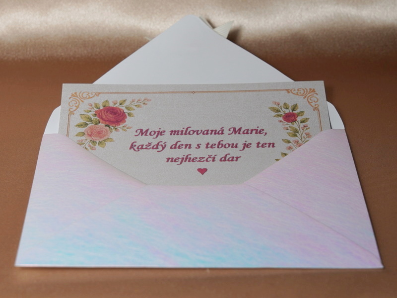 Osobní věnování k dárku na luxusní kartičce v perleťové obálce